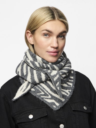 Pieces Naima Triangle Knit Scarf - Black/ Tiger